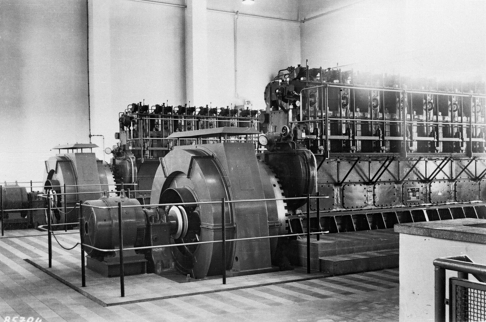 2 Schiffdieselmotoren zur Notstromversorgung